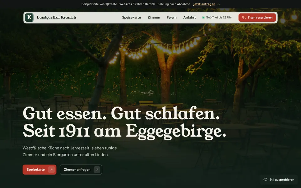 Die Gastronomie-Demo am Bildschirm: Biergarten des Landgasthofs am Abend mit Lichterkette
